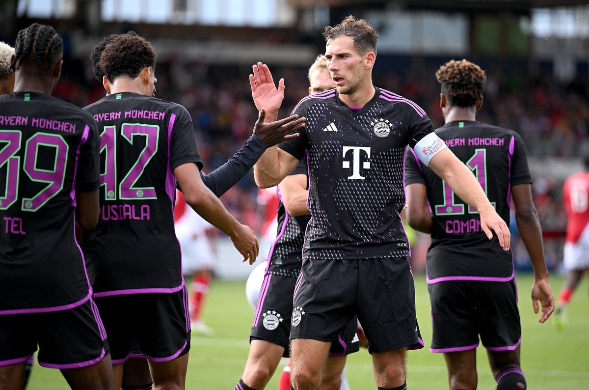 FUSSBALL INTERNATIONAL TESTSPIEL 07.08.2023 in Unterhaching FC Bayern Muenchen - AS Monaco JUBEL FC Bayern Muenchen nach dem Tor zum 3-1: Mathys Tel, Jamal Musiala, Leon Goretzka v. li. *** FOOTBALL I ...