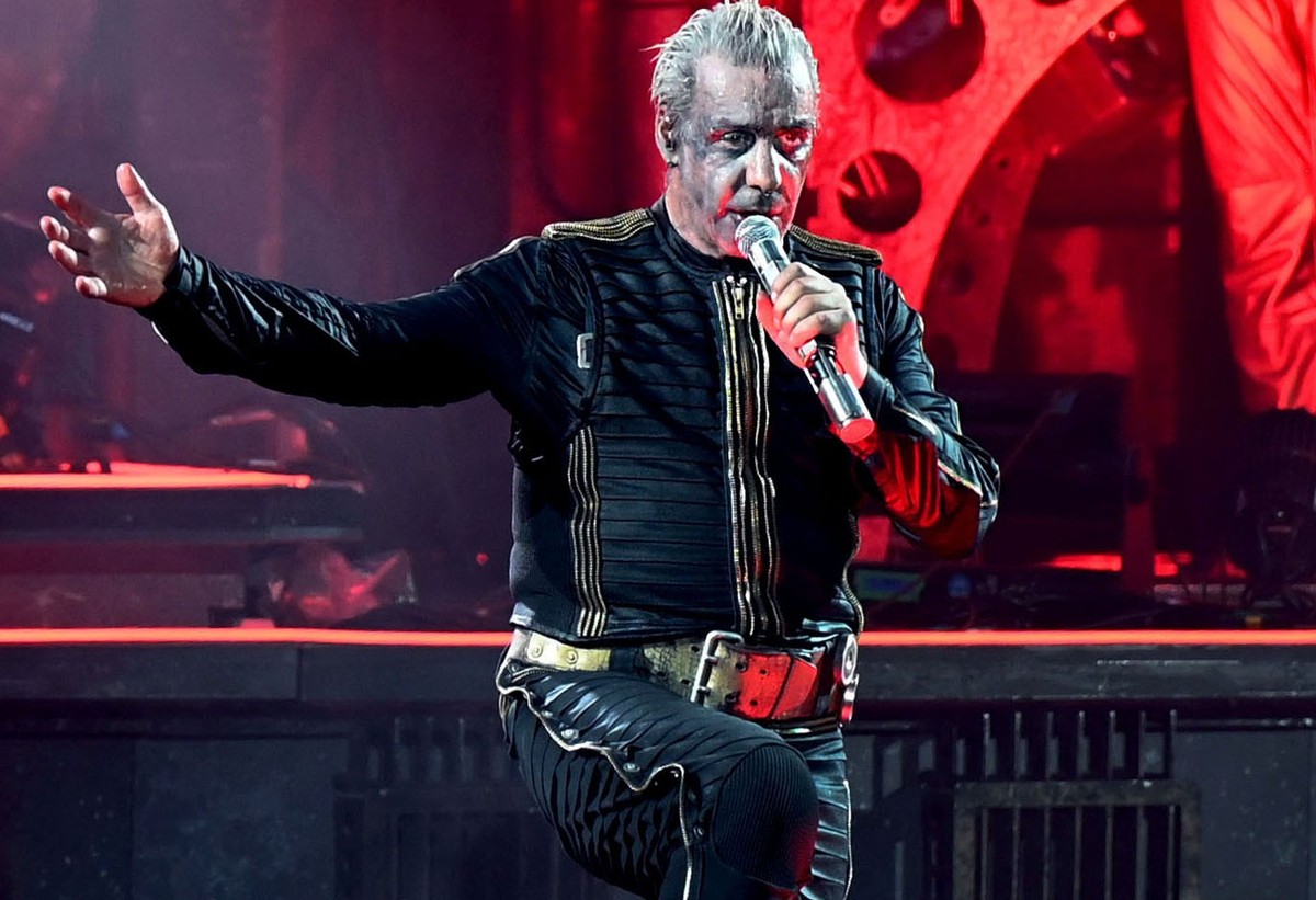 ARCHIV - 18.06.2022, Nordrhein-Westfalen, Düsseldorf: Rammstein Frontsänger Till Lindemann performt den Song «Deutschland» auf der Bühne im Rahmen der Deutschland-Tournee mit dem Album «Zeit». (zu dpa ...