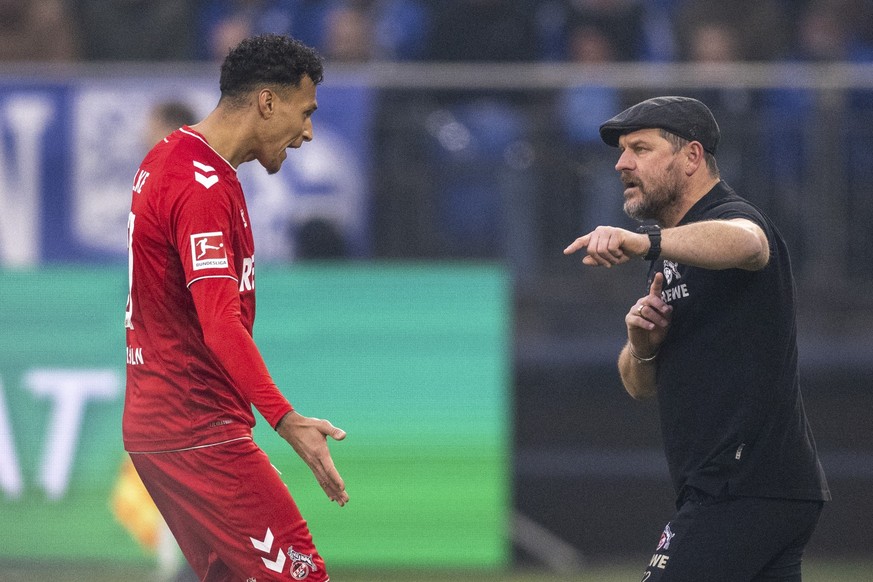 29.01.2023, Nordrhein-Westfalen, Gelsenkirchen: Fußball: Bundesliga, FC Schalke 04 - 1. FC Köln, 18. Spieltag, Veltins Arena: Kölns Trainer Steffen Baumgart (r) spricht mit Davie Selke. Foto: David In ...