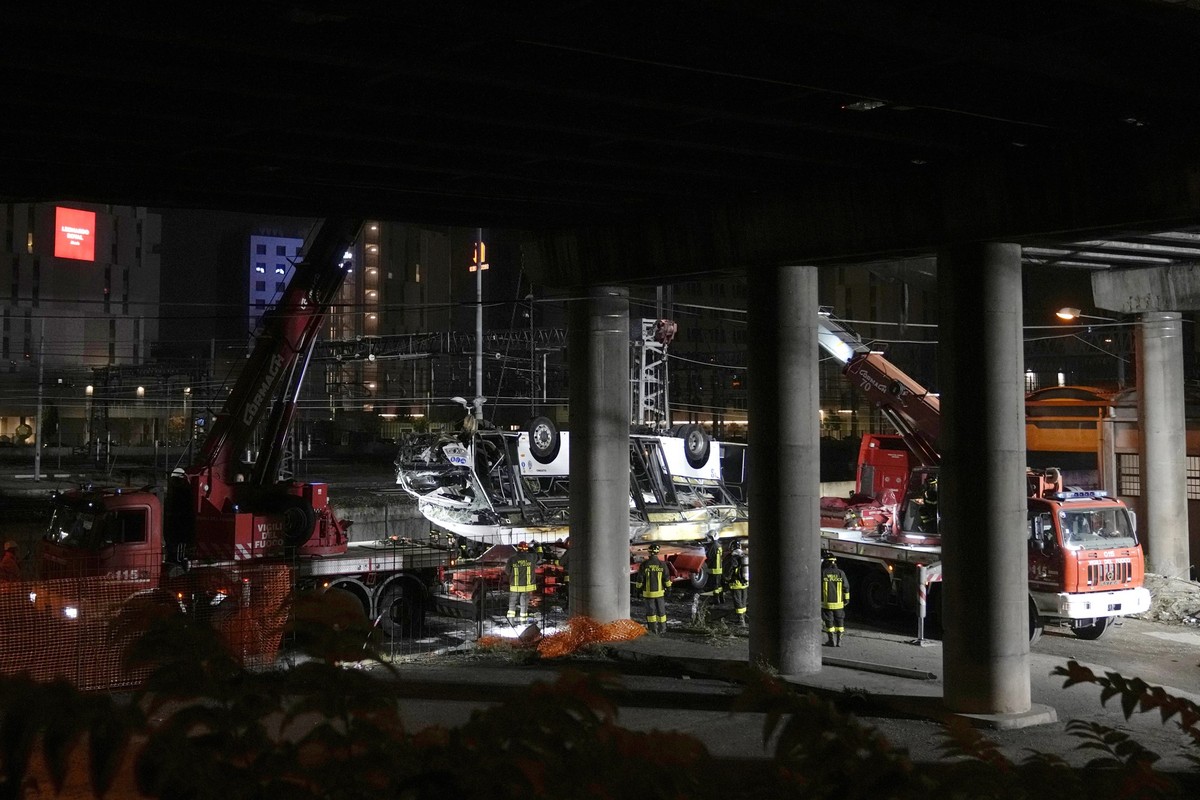 dpatopbilder - 04.10.2023, Italien, Mestre: Italienische Feuerwehrleute arbeiten nach einem Busunglück an der Unfallstelle. Nach dem schweren Busunglück in Venedig mit mehr als 20 Todesopfern ermittel ...