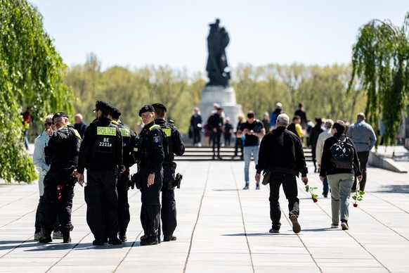 08.05.2023, Berlin: Polizisten stehen am Tag der Befreiung am 8. Mai vor dem Sowjetischen Ehrenmal im Treptower Park. Foto: Fabian Sommer/dpa +++ dpa-Bildfunk +++