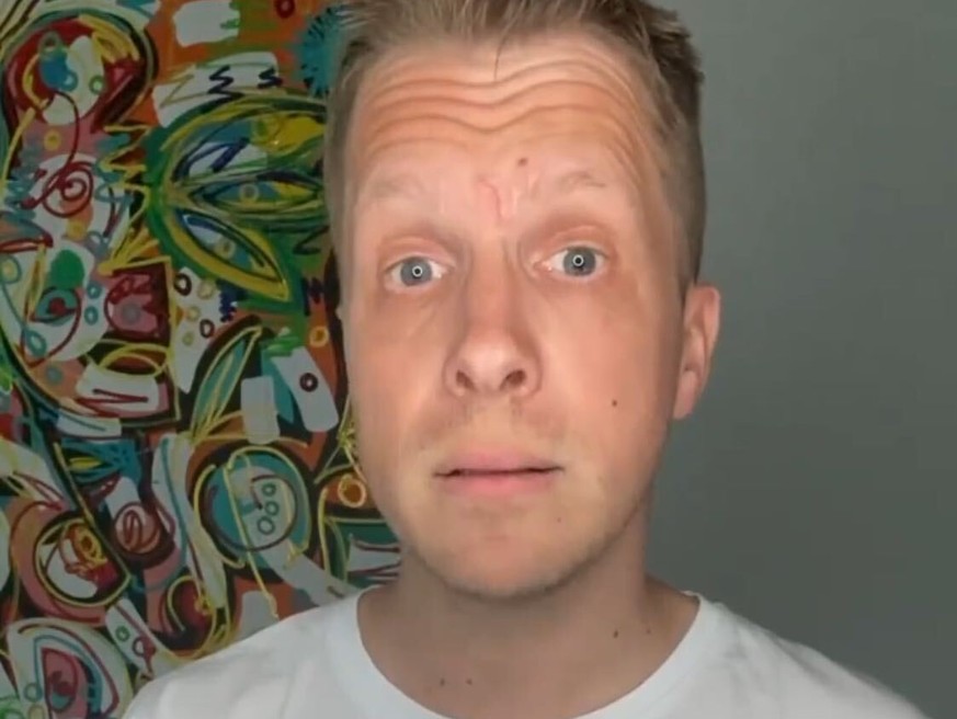 Oliver Pocher: Der Comedian teilt gegen Sat.1-Show "Promis unter Palmen aus".