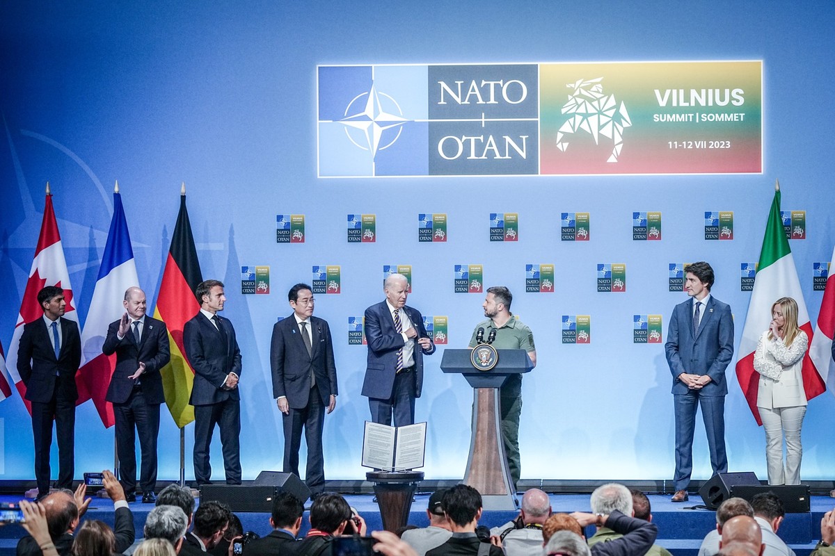 12.07.2023, Litauen, Vilnius: Rishi Sunak (l-r), Premierminister von Großbritannien, Bundeskanzler Olaf Scholz (SPD), Frankreichs Präsident Emmanuel Macron, Japans Premierminister Fumio Kishida, US-Pr ...