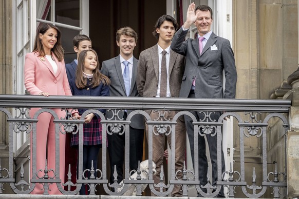 16.04.2023, Dänemark, Kopenhagen: Prinz Joachim (r) von Dänemark, Prinzessin Marie (l), Graf Henrik (M), Graf Nicolai (2.v.r.), und Gräfin Athena winken vom Balkon während der Feierlichkeiten zum 83.  ...