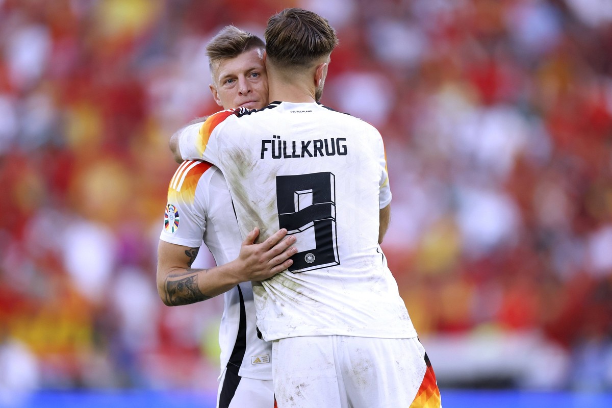 KROOS Toni Team Deutschland mit FUELLKRUG Niclas nach seinem letztem Spiel UEFA Fussball EURO 2024 in Deutschland Viertelfinale Spanien - Deutschland 2 : 1 am 05.07.2024 in Stuttgart DFL REGULATIONS P ...