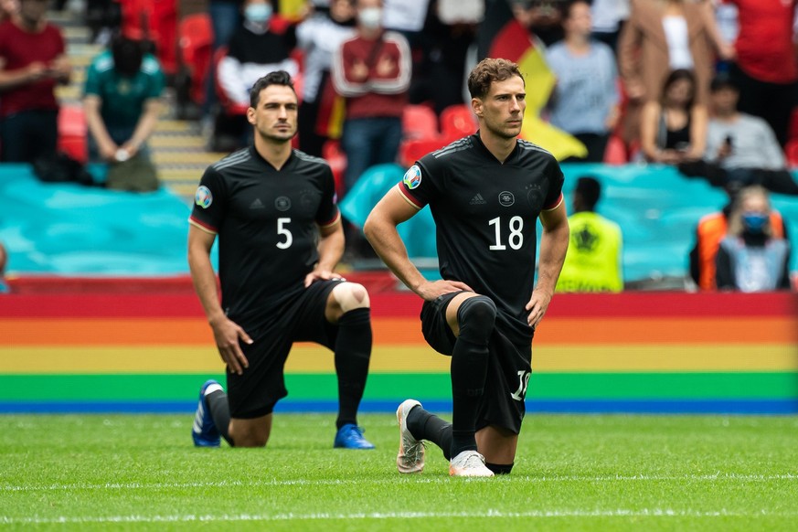 Auch die DFB-Stars Mats Hummels (Nummer 5) und Leon Goretzka (Nummer 18) knieten vor dem Spiel gegen England, um gegen Rassismus zu demonstrieren.