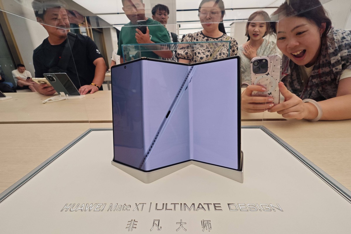 HUAWEI Release World s First Triple Foldable Screen Phone SHANGHAI, CHINA - SEPTEMBER 10, 2024 - Customers experience the world s first triple foldable screen phone Mate XT just released by Huawei at  ...