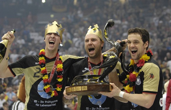 Vorschau Handball WM 2019 vom 10-27.01.2019 in Deutschland und Daenemark. Archivfoto; Siegerehrung, die deutschen Nationalspieler Pascal HENS, Christian SCHWARZER und Markus BAUR feiern mit dem Sieger ...