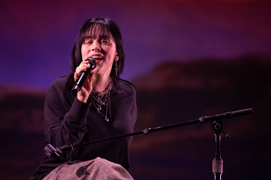 ARCHIV - 01.06.2022, Nordrhein-Westfalen, Bonn: Popstar Billie Eilish singt auf der B
