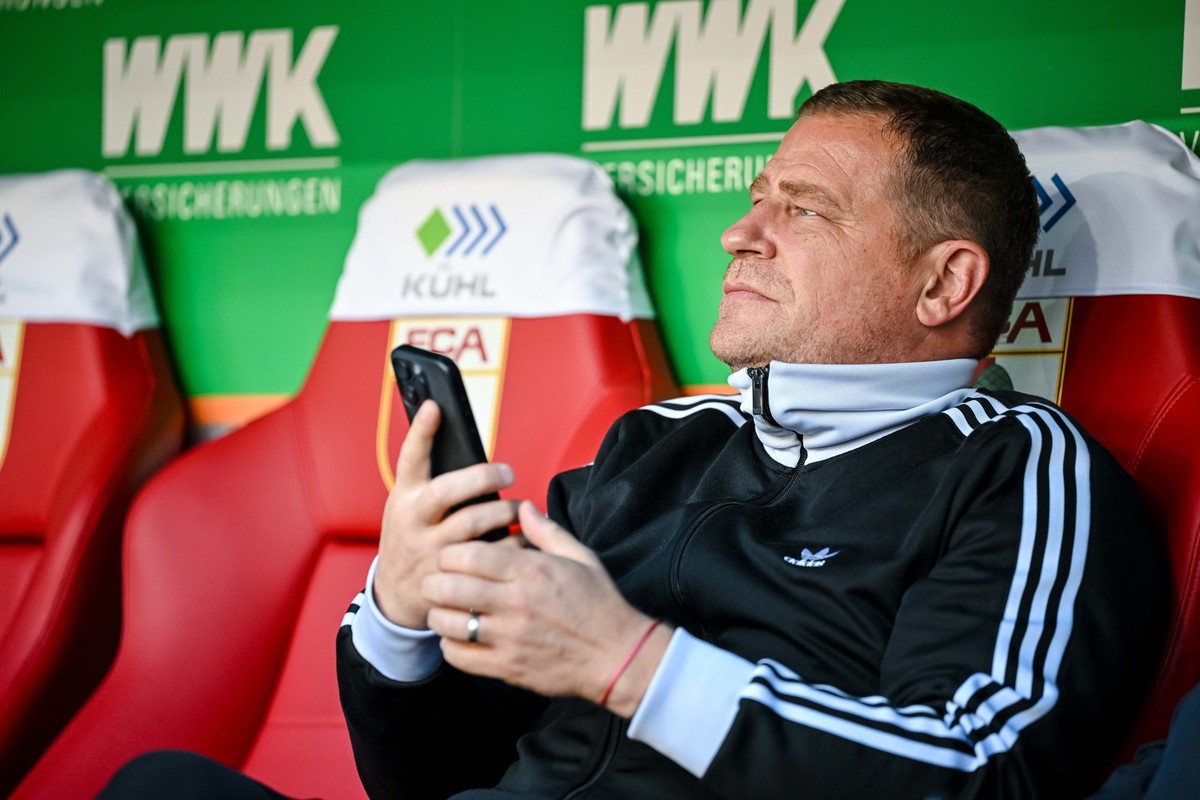 ARCHIV - 30.08.2025, Bayern, Augsburg: Fußball, Bundesliga, FC Augsburg - FC Bayern München, 2. Spieltag, WWK-Arena. Max Eberl, Sportvorstand FC Bayern München, sitzt vor dem Spiel mit dem Handy auf d ...