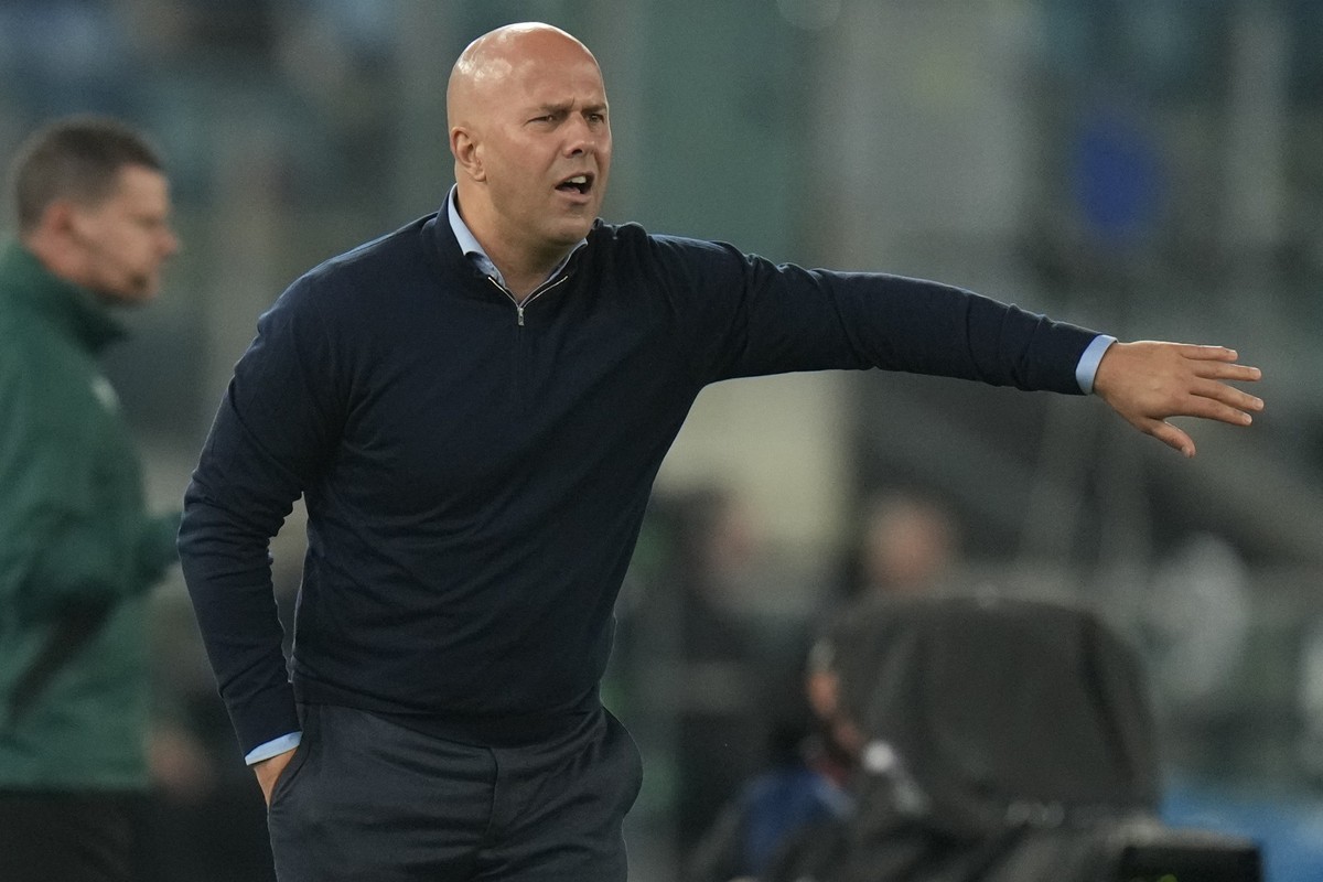 ARCHIV - 07.11.2023, Italien, Rom: Fußball: Champions League, Lazio Rom - Feyenoord Rotterdam, Gruppenphase, Gruppe E, 4. Spieltag, im Olympiastadion Rom. Arne Slot, Trainer von Feyenoord, in Aktion.  ...