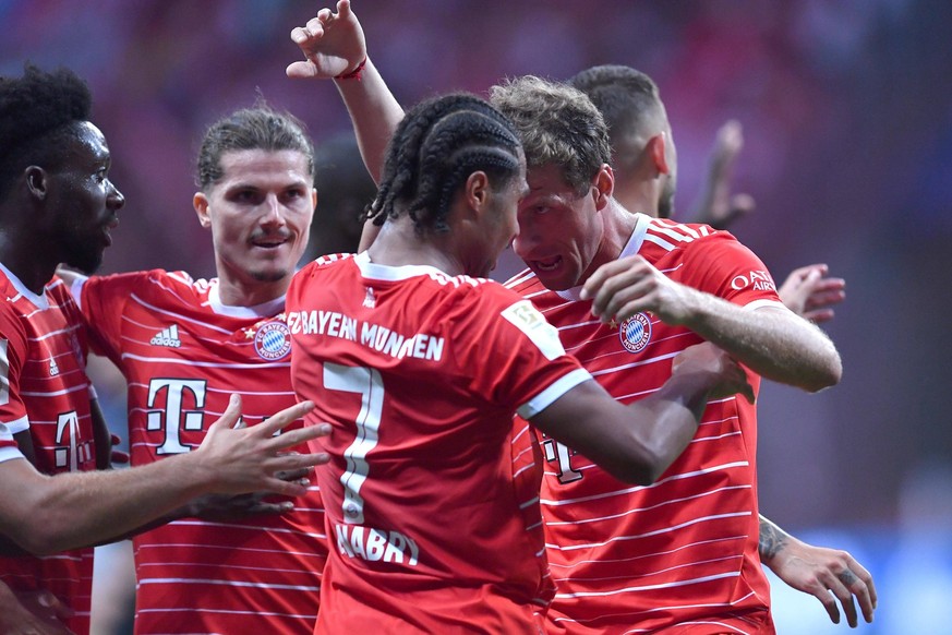 Thomas Müller (rechts) und Serge Gnabry (zweiter von rechts) stellten sich gegen Eintracht Frankfurt in einer Szene besonders ungeschickt an.