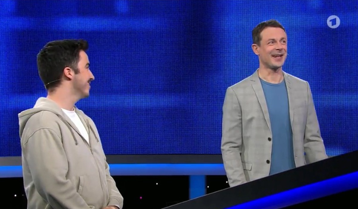 Alexander Bommes (rechts) muss wegen einer Frage immer wieder lachen.