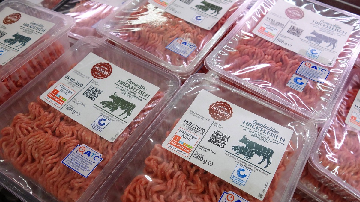 04.02.2020 Das meiste Fleisch in der Kühltheke bei Aldi trägt die Nummer 1, das ist der unterste Standard der Haltungsform/ Stallhaltung. *** 04 02 2020 Most of the meat in the refrigerated counter at ...