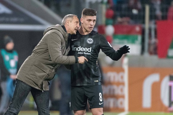 Adi Huetter (Eintracht Frankfurt Chef-Trainer), Luka Jovic (Eintracht Frankfurt 08), an der aussenlienie, FC Augsburg vs. Eintracht Frankfurt, Fussball, Herren, 1.Bundesliga, 12.Spieltag, Saison 18/19 ...