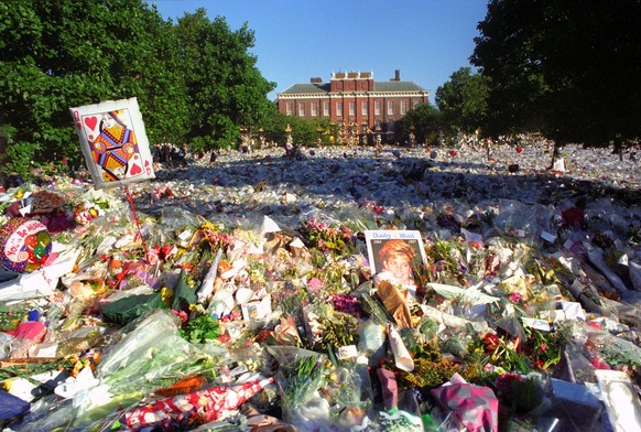 ARCHIV - 03.09.1997, Gro�britannien, London: Ein Meer aus Blumen liegt vor dem Kensington Palast in Gedenken an Prinzessin Diana. Es ist einer der gro�en Jahrestage 2022: Vor 25 Jahren, am 31. August  ...