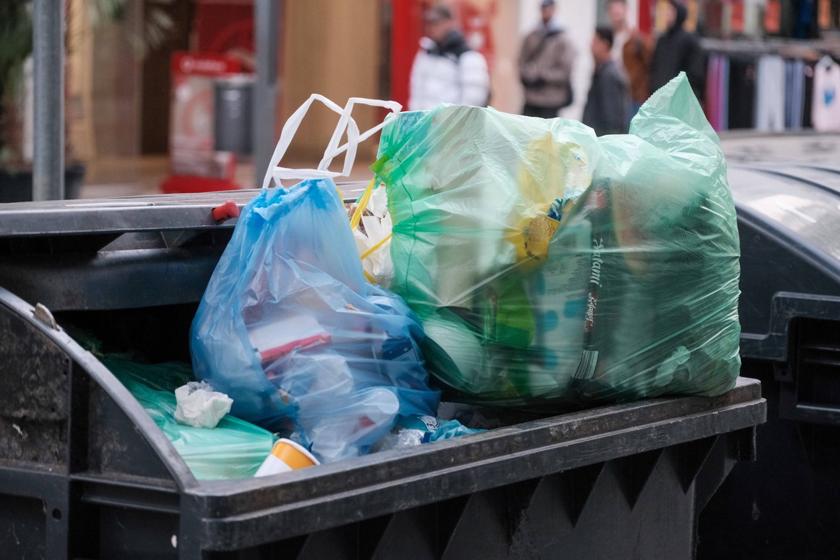 Neuss 17.10.2023 gelbe Tonne M�lltonne Kunststoff Plastik Recycling M�ll Abfall Wohlstandsm�ll Wohlstandsgesellschaft Verpackung Verpackungsm�ll Restm�ll Plastiktonne Plastikt�te M�llt�te Umwelttonne  ...