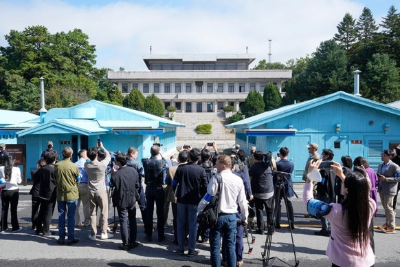 04.10.2022, Südkorea, Paju: Medienvertreter besuchen die Grenzdörfer von Panmunjom in Paju, Südkorea. Nordkorea hat am Dienstag zum ersten Mal seit fünf Jahren eine ballistische Mittelstreckenrakete R ...