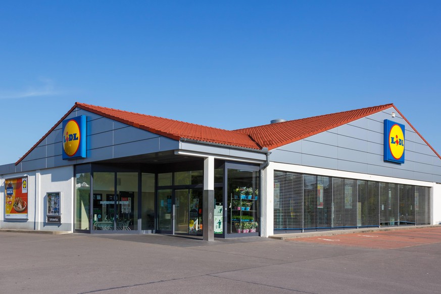 Lidl Filiale Supermarkt Laden Geschäft Discounter Logo Symbol Zeichen Stuttgart, Deutschland - 17. Mai 2020: Lidl Filiale Supermarkt Laden Geschäft Discounter Logo Symbol Zeichen in Stuttgart. *** Lid ...