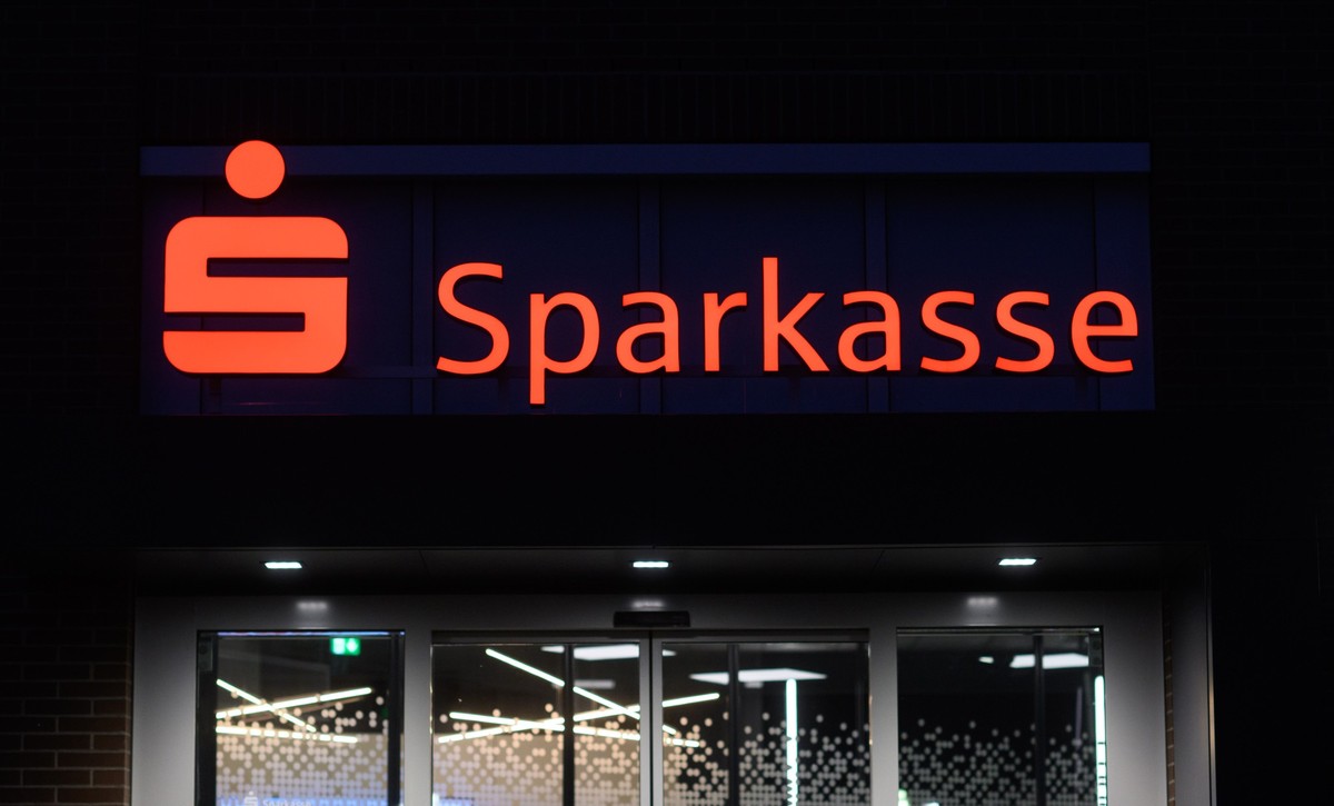 24.01.2023, Niedersachsen, Laatzen: Ein Schriftzug der Sparkasse leuchtet an einer Filiale in der Region Hannover. Der Bundesgerichtshof (BGH) verhandelt erneut