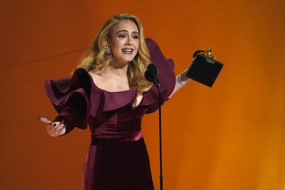 ARCHIV - 05.02.2023, USA, Los Angeles: Adele nimmt den Preis für die beste Pop-Solodarbietung für &quot;Easy On Me&quot; bei der Verleihung der 65. Grammy Awards entgegen. (zu dpa: «Adele kommt nach D ...