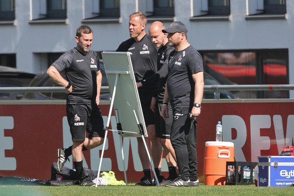 1. FC Köln 1. FC Köln, Training, von links: Andre Pawlak, Kevin McKenna, Rene Wagner, Steffen Baumgart 1. FC Köln, 19.04.2022, Bild: *** 1 FC Köln 1 FC Köln, training, from left Andre Pawlak, Kevin Mc ...