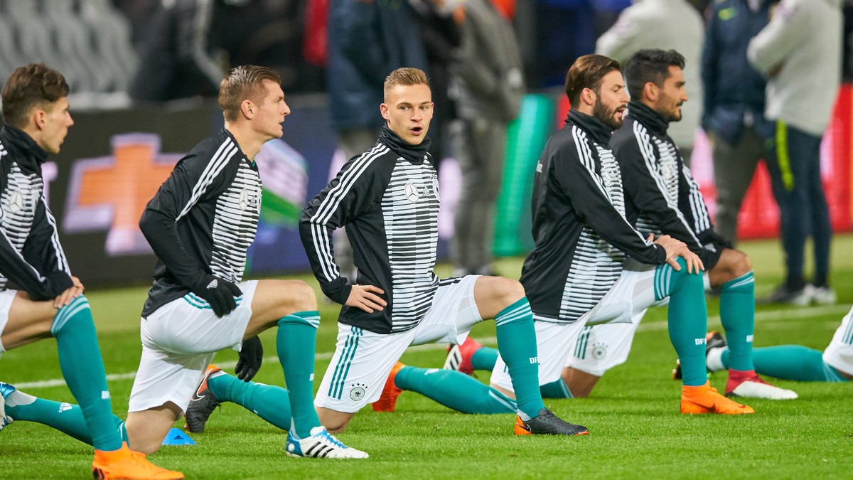 Joshua KIMMICH, DFB 18 Toni KROOS, DFB 8 Marvin PLATTENHARDT, DFB 2 Ilkay GUENDOGAN, DFB 21, Gymnastik, Stretching, aufwaermen, warm-up, Vorbereitung aufs Spiel,warmmachen, dehnen, DEUTSCHLAND - BRASI ...