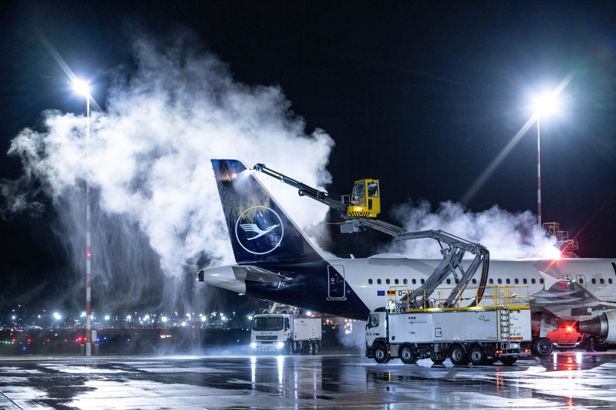 dpatopbilder - 15.01.2024, Hessen, Frankfurt/Main: Eine Passagiermaschine der Lufthansa wird vor ihrem Start auf dem Flughafen in Frankfurt am Main enteist. In den kommenden Tagen rechnen Meteorologen ...