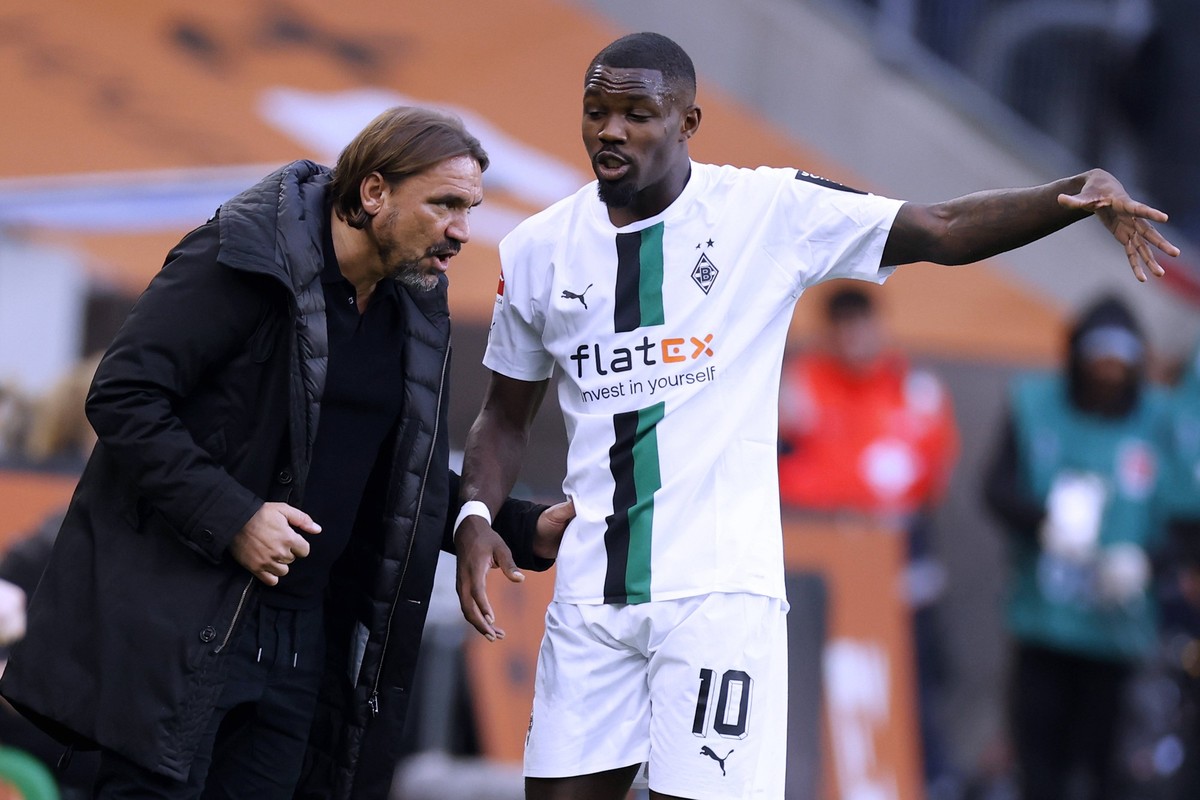 FARKE Daniel Trainer Team Borussia Moenchengladbach mit THURAM Marcus DFL Bundesliga Saison 2022 - 2023 Spiel Borussia Moenchengladbach - RB Leipzig 3 : 0 am 17. 09. 2022 in Moenchengladbach DFL REGUL ...