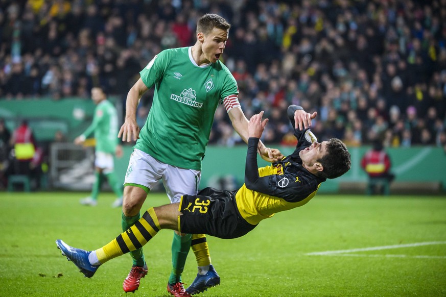 04.02.2020, xkvx, Fussball DFB Pokal 1/8 Finale, SV Werder Bremen - Borussia Dortmund emspor, v.l. Rangelei / Zweikampf / Niklas Moisander SV Werder Bremen, Giovanni Reyna BVB Borussia Dortmund DFL/DF ...