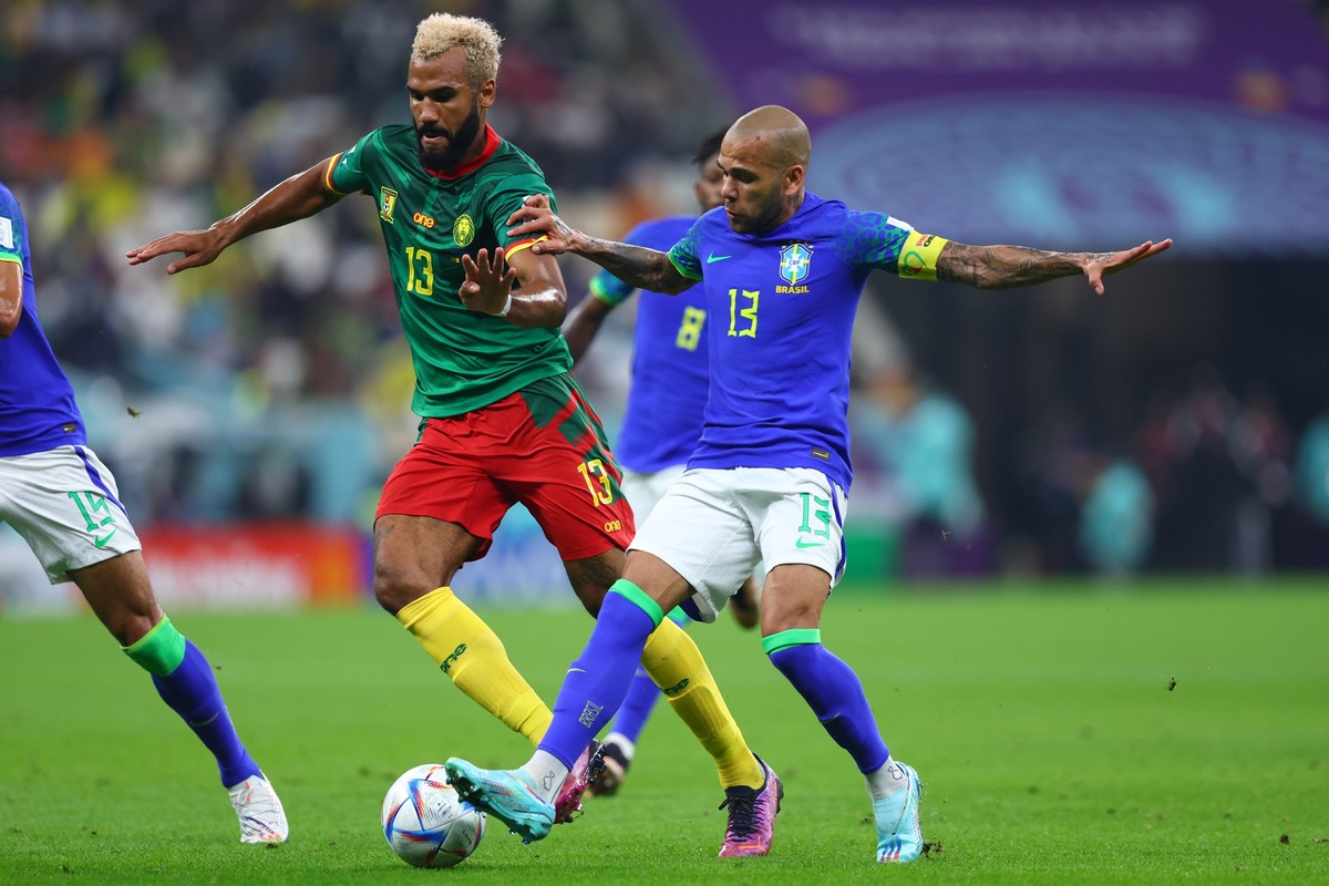 02.12.2022, Katar, Lusail: Fu�ball, WM 2022 in Katar, Kamerun - Brasilien, Vorrunde, Gruppe G, Spieltag 3, im Lusail Stadion in Lusail, Kameruns Eric Maxim Choupo-Moting (l) spielt gegen Brasiliens Da ...