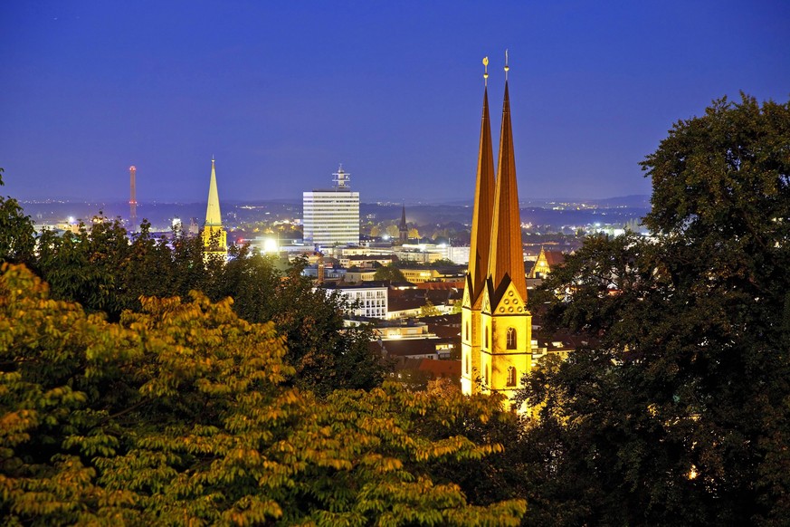 Stadtansicht mit Neustaedter Marienkirche von der Sparrenburg in der blauen Stunde, Deutschland, Nordrhein-Westfalen, Ostwestfalen, Bielefeld view from Sparrenberg Castle to the town with church Neust ...