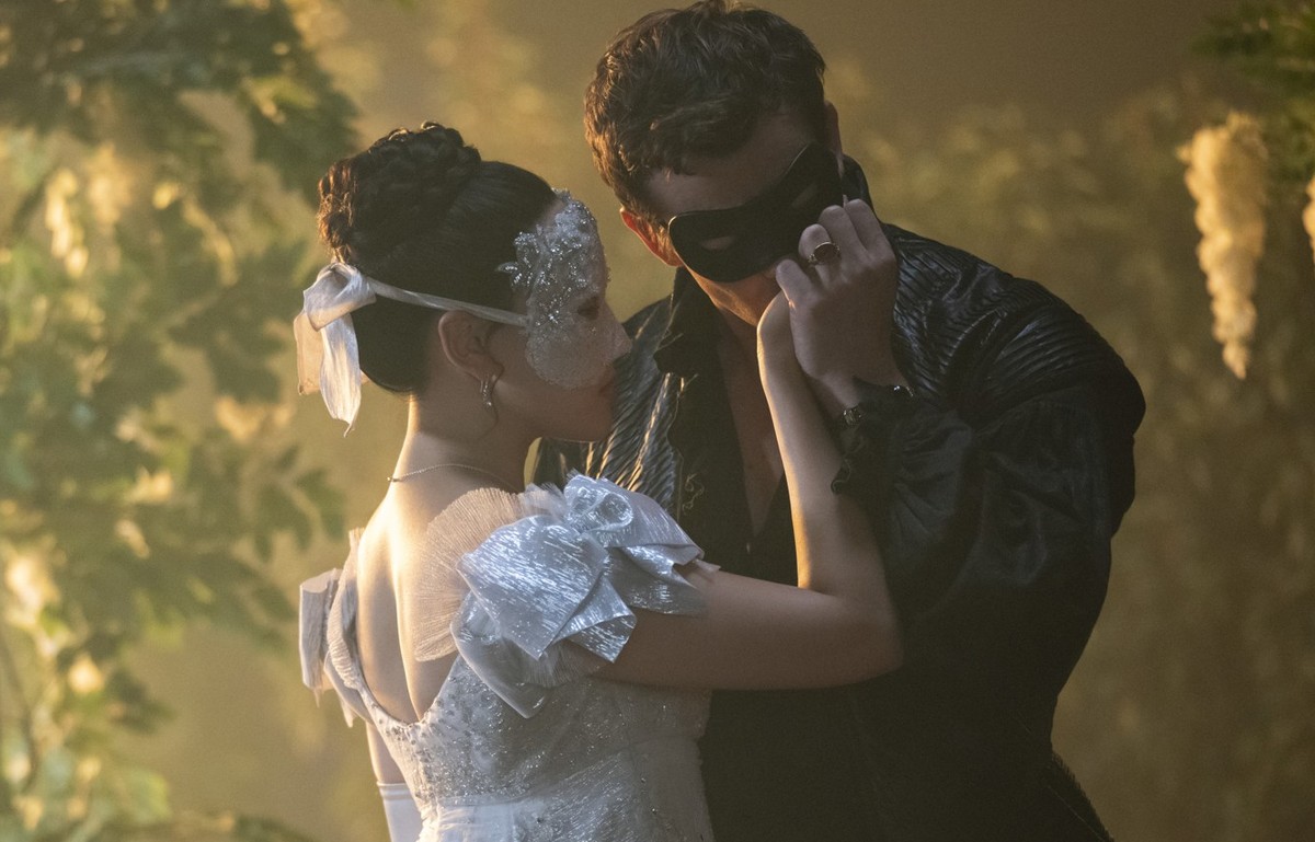 Bridgerton. (L to R) Yerin Ha as Sophie Beckett, Luke Thompson as Benedict Bridgerton in episode 401 of Bridgerton. Cr. Liam Daniel/Netflix © 2025