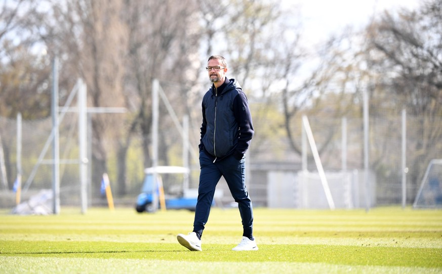 ARCHIV - 11.04.2022, Berlin: Fußball: Bundesliga, Medienöffentliches Training bei Hertha BSC: Herthas Manager Fredi Bobic geht auf dem Trainingsplatz. Das Präsidium und der Aufsichtsrat entschieden na ...