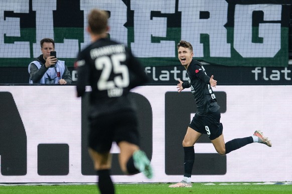 22.10.2022, Nordrhein-Westfalen, Mönchengladbach: Fußball: Bundesliga, Borussia Mönchengladbach - Eintracht Frankfurt, 11. Spieltag, Stadion im Borussia-Park. Frankfurts Torschütze Jesper Lindström (r ...