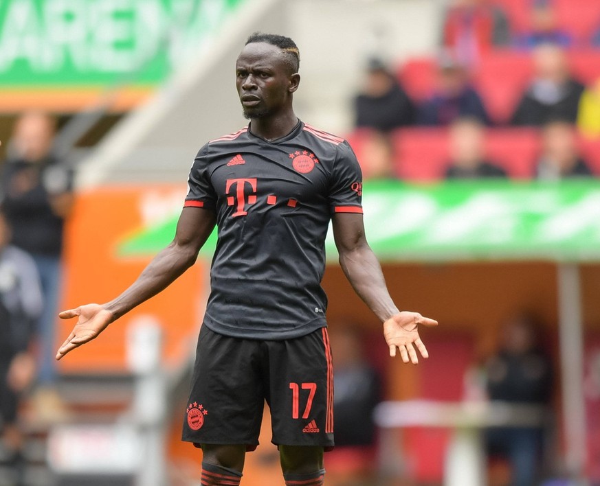 Fußball, 1. Bundesliga, 20220917, FC Augsburg - FC Bayern München. Im Bild Sadio MANE FC Bayern München, 17 ratlos fragend leere Hände. Augsburg WWK-Arena Bayern Deutschland *** Soccer, 1 Bundesliga,  ...