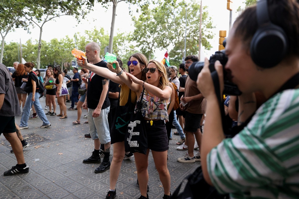 Auf Konfrontationskurs: Tourist:innen wurden mit Wasserpistolen nassgespritzt.