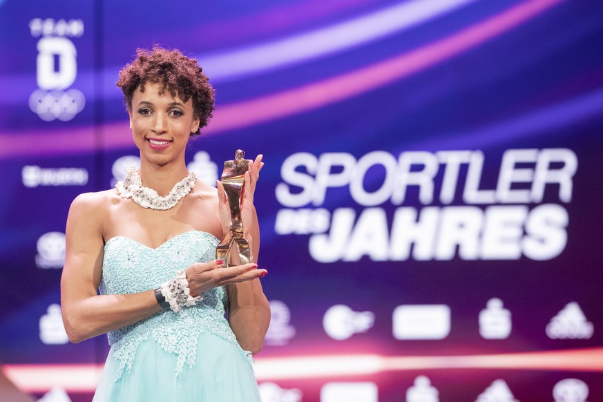 dpatopbilder - 20.12.2020, Baden-Württemberg, Baden-Baden: Leichtathletin Malaika Mihambo steht nach der Ehrung der «Sportler des Jahres 2020» auf der Bühne und hat die Trophäe in der Hand. Weitspring ...