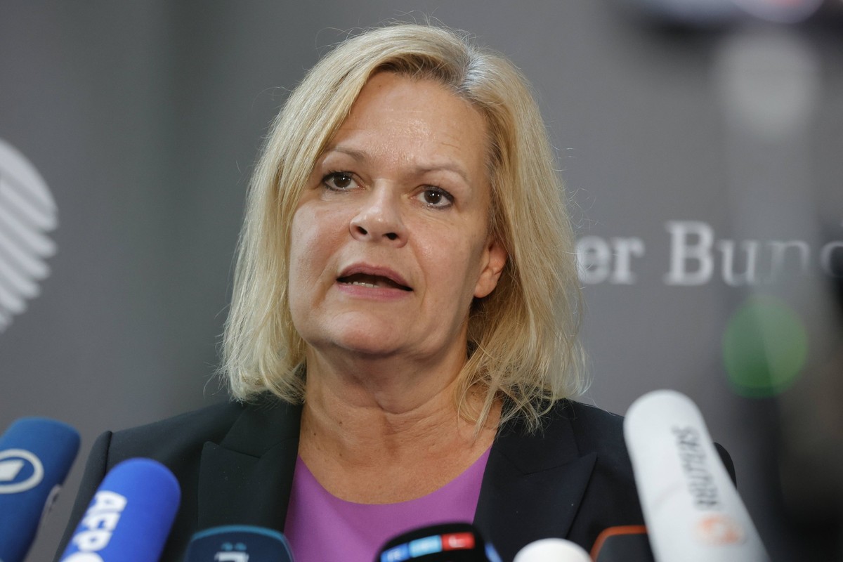 Bundesinnenministerin Nancy Faeser, Deutschland, Berlin, Reichstag, Pressestatement von Bundesinnenministerin Nancy Faeser zum Verbot der rechtsextremen Gruppierung Artgemeinschaft und verst�rkten Kon ...
