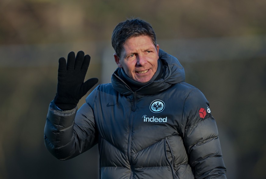 03.01.2023, Hessen, Frankfurt/Main: Cheftrainer Oliver Glasner kommt zum Trainingsauftakt von Eintracht Frankfurt am Stadion. Foto: Arne Dedert/dpa +++ dpa-Bildfunk +++