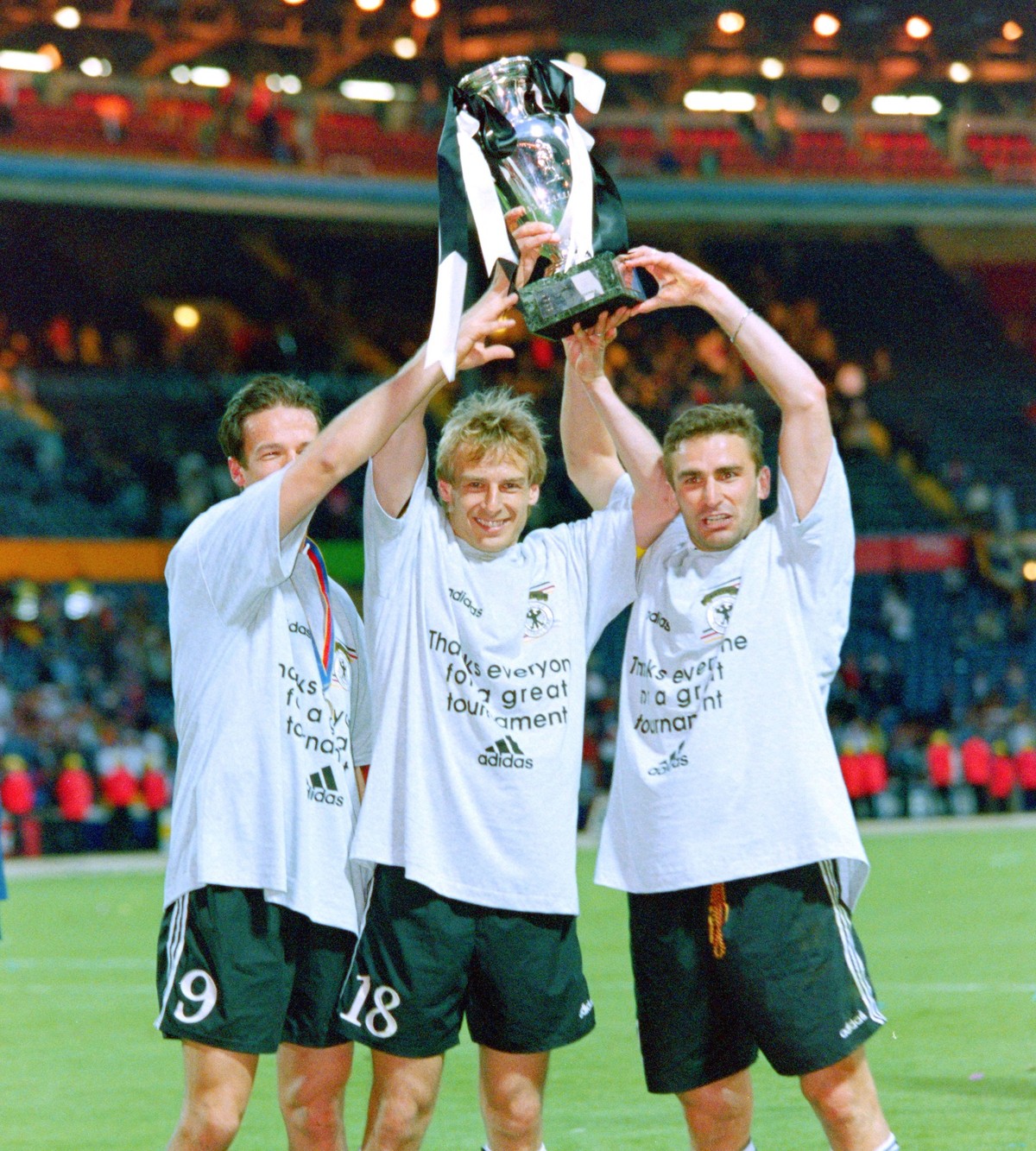 30.06.1996, Fussball Europameisterschaft 1996, Finale, Deutschland - Tschechien 2:1 n.V, Jubel mit dem EM Pokal, v.re., Stefan Kuntz, Juergen Klinsmann, Fredi Bobic Deutschland London Wembley Stadion ...