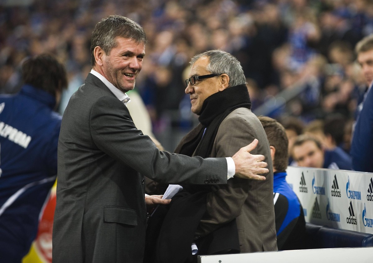 Bildnummer: 05215894 Datum: 06.12.2009 Copyright: imago/Sven Simon
Trainer Friedhelm FUNKEL (Berlin, li.) begr�sst Trainer Felix MAGATH (FC Schalke 04), Fussball 1. Bundesliga, FC Schalke 04 - Hertha ...