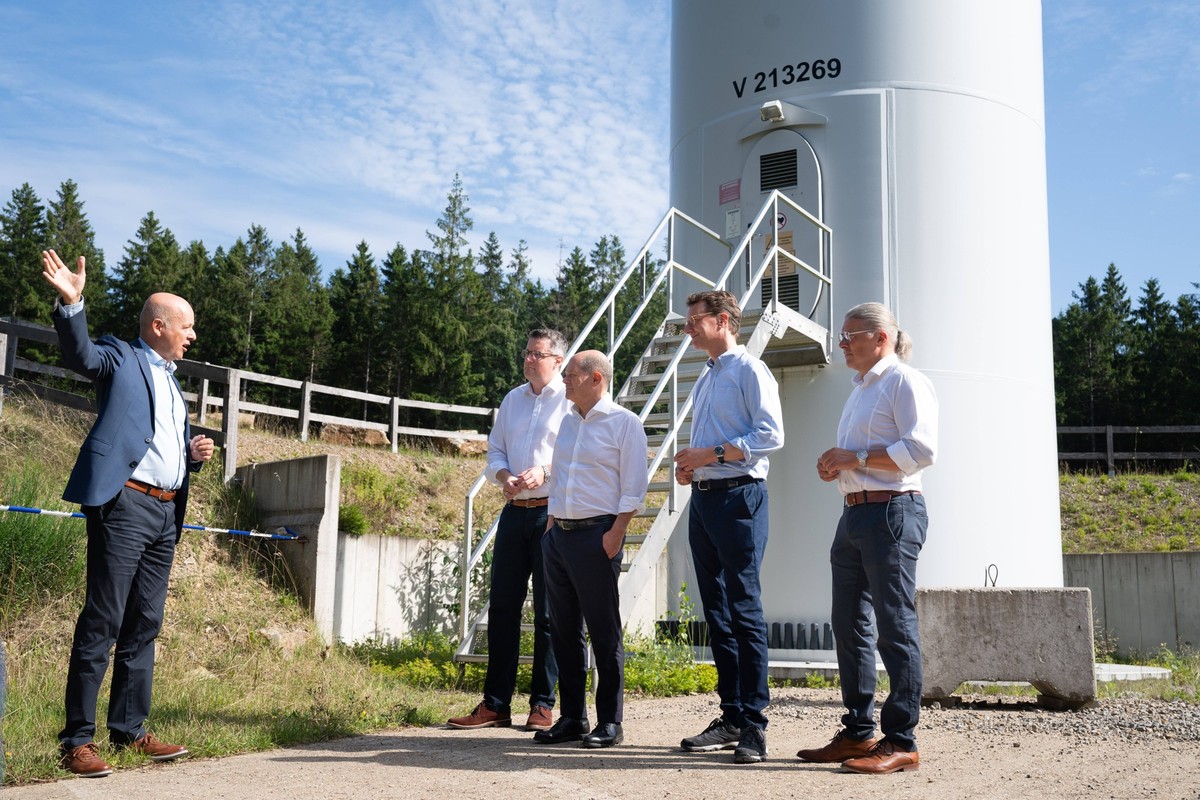 Bundeskanzler und der Ministerpraesident von NRW besuchen den Buerger-Windpark Simmerath Bundeskanzler Olaf Scholz gemeinsam mit Hendrik Wuest Ministerpraesident von Nordrhein-Westfalen, Bernd Goffart ...