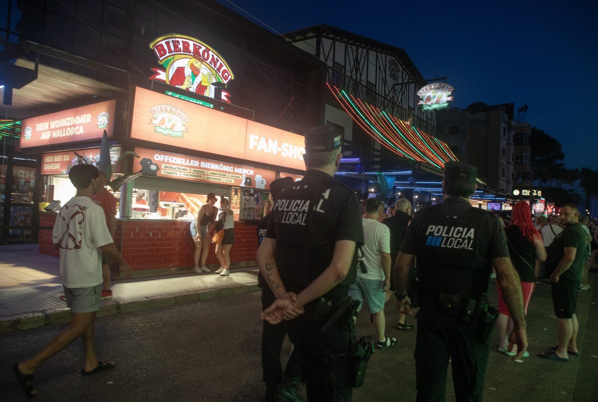 ARCHIV - 19.07.2025, Spanien, Palma: Die örtliche Polizei fährt in einer Sommernacht neben dem Bierkonig in der Schinkenstraße am Strand von Arenal auf Mallorca vorbei. (zu dpa: «Polizei: Ballermann s ...