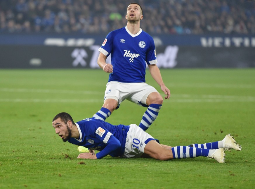 19.12.2018, Fussball GER, Saison 2018 2019, 1. Bundesliga, 16. Spieltag, FC Schalke 04 - Bayer 04 Leverkusen 1:2, Nabil Bentaleb (Schalke 04), unten, und Matija Nastasic (FC Schalke 04) DFL REGULATION ...