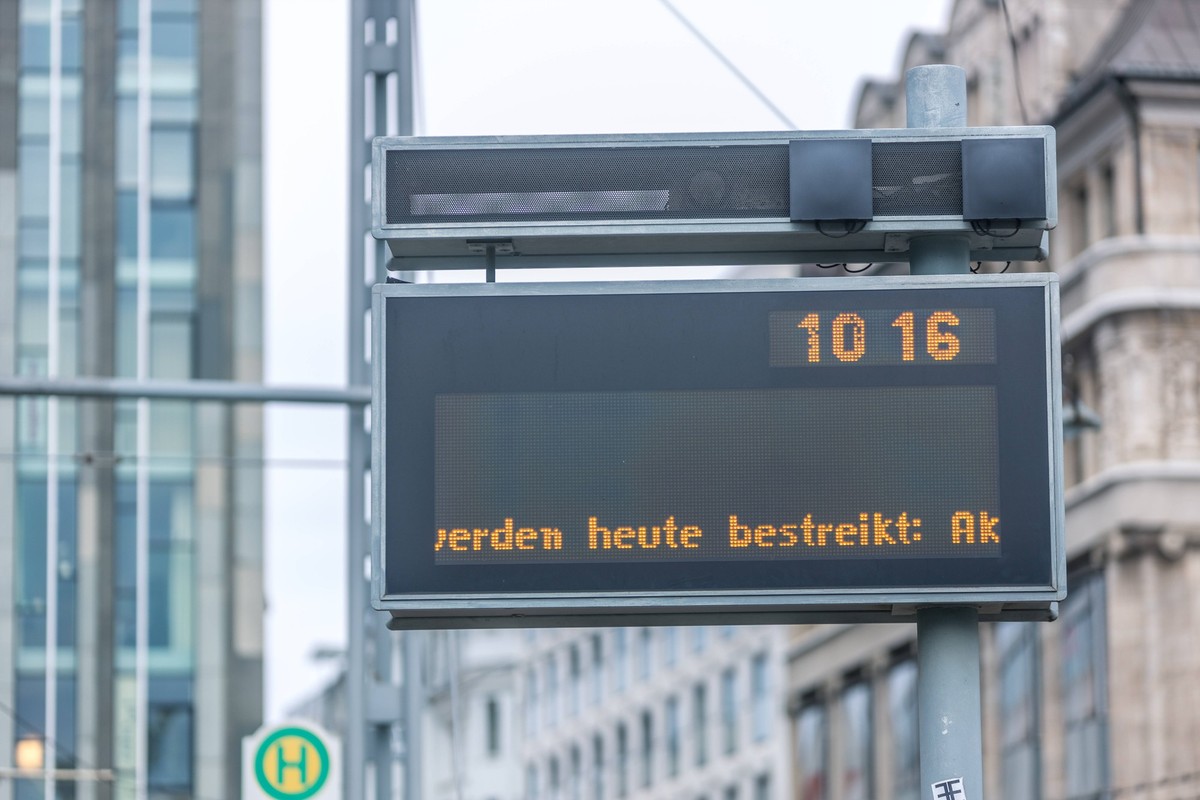 Vor der nächsten Verhandlungsrunde im öffentlichen dienst hat die vereinigte dienstleistungsgewerkschaft - verdi zu einem 24 stündigen streik bei den leipziger verkehrsbetrieben und der stadtverwaltun ...
