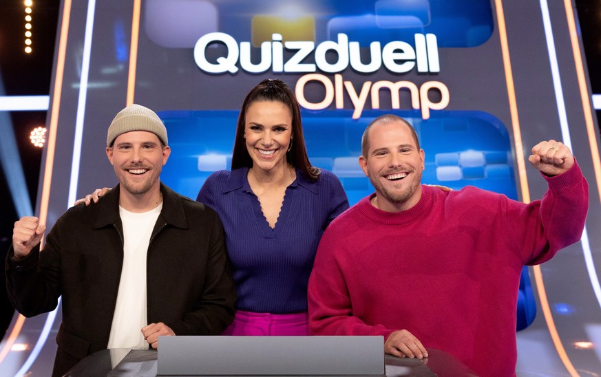 ARD QUIZDUELL-OLYMP, FOLGE 465, &quot;mit Esther Sedlaczek&quot;, am Freitag (08.03.24) um 18:50 Uhr im ERSTEN.
Moderatorin Esther Sedlaczek (M.) mit den Kandidaten des Teams &quot;Wolter&quot;: Denni ...