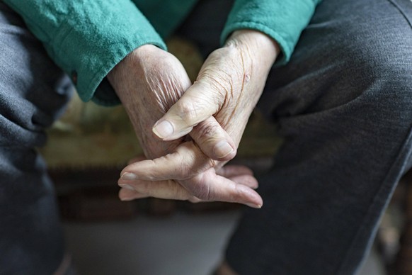 Haende eines alten Mannes Heidelberg Deutschland *** Hands of an old man Heidelberg Germany Copyright: xUtexGrabowsky/photothek.dex