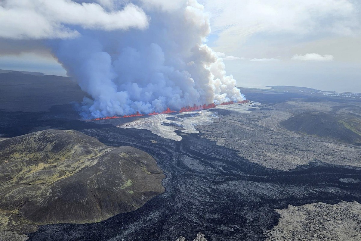 dpatopbilder - HANDOUT - 29.05.2024, Island, Grindavik: Auf diesem vom Iceland Civil Defense via AP veröffentlichten Foto treten Lava und Rauch aus dem Vulkan in Grindavik aus. Es ist der fünfte Vulka ...