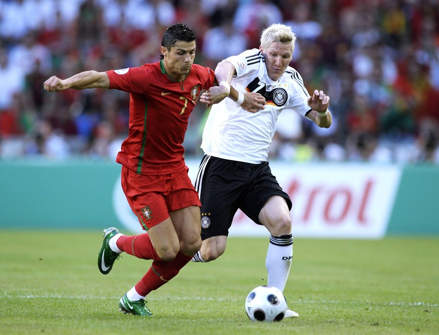 Zweimal Vokuhila, zweimal die Nummer sieben: Cristiano Ronaldo (l.) und Bastian Schweinsteiger waren bei der EM 2008 noch in jungen Jahren.